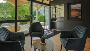 Posezení v ubytování L'HÔTEL DES BAINS - Salles-la-Source