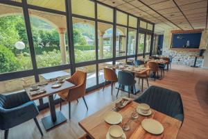 Restaurace v ubytování L'HÔTEL DES BAINS - Salles-la-Source