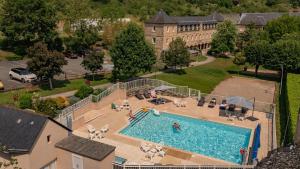 Bazén v ubytování L'HÔTEL DES BAINS - Salles-la-Source nebo v jeho okolí