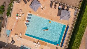 Bazén v ubytování L'HÔTEL DES BAINS - Salles-la-Source nebo v jeho okolí
