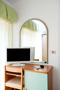 TV a/nebo společenská místnost v ubytování Albergo Villa Mauri