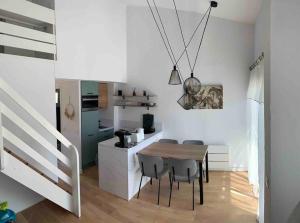 eine Küche und ein Esszimmer mit einem Tisch und Stühlen in der Unterkunft Appartement duplex Porticcio avec parking in Porticcio