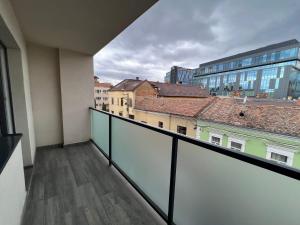 een balkon met uitzicht op de stad bij Central cozy Apartment in Cluj-Napoca