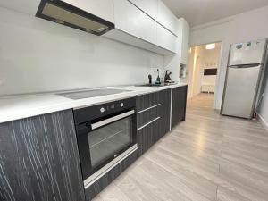 een keuken met een fornuis en een koelkast bij Central cozy Apartment in Cluj-Napoca