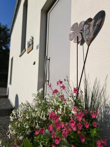 un mazzo di fiori davanti a un edificio di Les marmottes - Maison de vacances La Roche-en-Ardenne a La-Roche-en-Ardenne