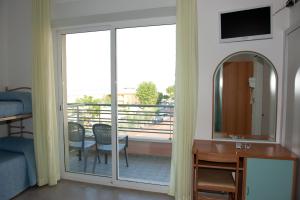 TV a/nebo společenská místnost v ubytování Albergo Villa Mauri