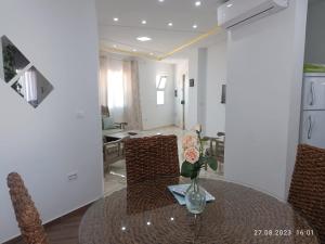 a dining room with a table and chairs at TIM Haute standing appartment S2, center Monastir in Monastir