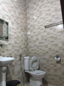 a bathroom with a toilet and a sink at Phong Nha Backpacker Hostel in Cừ Lạc