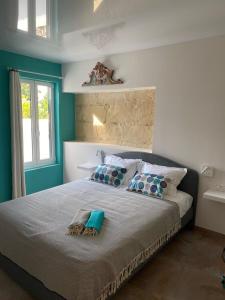 een slaapkamer met een groot bed met blauwe muren bij Casa S’Arraval in Mahón