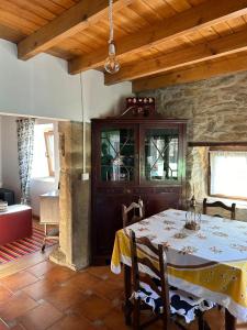 Casa Fortuna في Armiello: غرفة طعام مع طاولة وجدار حجري