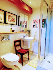 Spacious Luxury Apartment في هاليفاكس: حمام مع حوض ومرحاض ودش