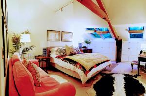 Spacious Luxury Apartment في هاليفاكس: غرفة نوم بسرير واريكة