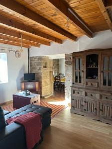 sala de estar con sofá y techo de madera en Casa Fortuna, en Armiello