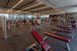 Fitness centrum a/nebo fitness zařízení v ubytování The Langbo Chengdu, in The Unbound Collection by Hyatt