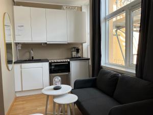 uma sala de estar com um sofá e uma mesa em Vestre Torggaten 20 em Bergen