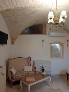 ein Wohnzimmer mit einem Sofa und einem Tisch in der Unterkunft Appartamento la Birba in Alberobello