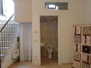 ein Bad mit einem WC und einem Waschbecken in der Unterkunft Appartamento la Birba in Alberobello