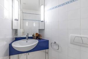 een witte badkamer met een wastafel en een spiegel bij Lake View Montreux Jazz Festival in Montreux