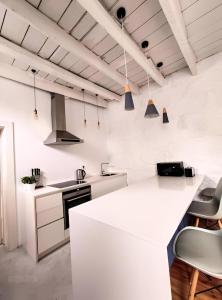 uma cozinha com balcões brancos e um balcão branco em Serpa Beach House em Matosinhos