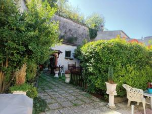 un jardín con valla, mesa y sillas en La casa nel borgo, en Forlì del Sannio