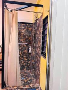 een badkamer met een douche en een douchegordijn bij Annie's in Tagaytay