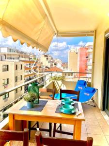 una mesa en un balcón con vistas a la ciudad en Appartement Chania Centrum en La Canea