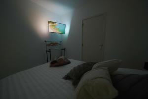 1 dormitorio con 1 cama con sombrero en Studio Didine, en Charleroi
