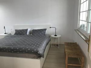 1 dormitorio con 1 cama, 1 mesa y 2 ventanas en Strandnahes Ferienappartment in bester Lage!, en Puerto de la Cruz