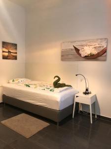 - une chambre avec un lit et une table avec une lampe dans l'établissement Apartment with living room, 2 bedrooms, balcony, à Vienne