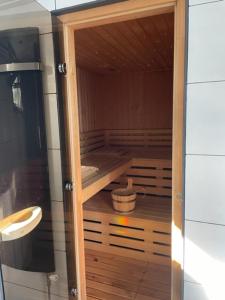 Aangenaam op de Rijn, woonboot, inclusief privé sauna的一间浴室