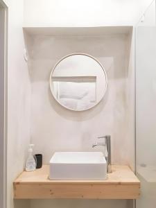 bagno con lavandino bianco e specchio di Serpa Beach House a Matosinhos