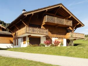 ein großes Holzhaus mit zwei Balkonen darauf in der Unterkunft Appartement La Clusaz, 4 pièces, 8 personnes - FR-1-304-145 in La Clusaz