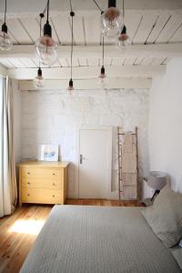 sypialnia z łóżkiem, komodą i lampkami w obiekcie Serpa Beach House w mieście Matosinhos