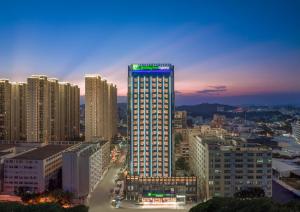 汕头汕头澄海智选假日酒店的夜晚城市里灯火通明的建筑