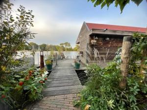 Aangenaam op de Rijn, woonboot, inclusief privé sauna外面的花园