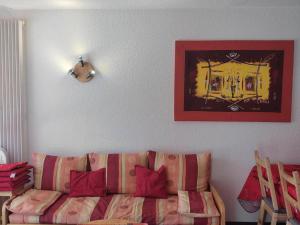 een woonkamer met een bank en een foto aan de muur bij Studio Villard-de-Lans, 2 pièces, 4 personnes - FR-1-689-44 in Villard-de-Lans