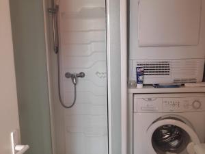 een badkamer met een wasmachine en een wasmachine bij Studio Villard-de-Lans, 2 pièces, 4 personnes - FR-1-689-44 in Villard-de-Lans