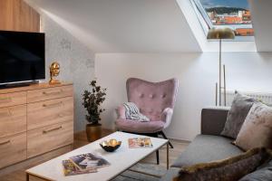 ein Wohnzimmer mit einem Sofa und einem Stuhl in der Unterkunft Theatre 9 Apartments by Adrez in Prag
