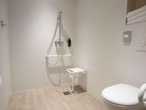 La salle de bains est pourvue d'une douche et de toilettes. dans l'établissement ibis Styles Quimper, à Quimper