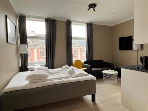 um quarto com uma cama e uma sala de estar em Vestre Torggaten 20 em Bergen