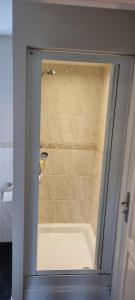 スウィンドンにあるSwindon 6 deluxe doubles 2 with en suite in large house - No Petsのバスルーム(シャワーのガラスドア付) +21枚の写真