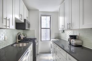 Кухня или мини-кухня в Midtown 2br w roofdeck wd nr Central Park NYC-1245
