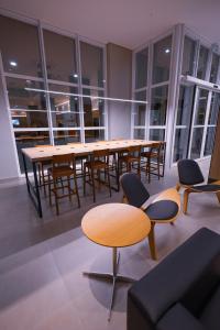 une salle de conférence avec une grande table et des chaises dans l'établissement Hotel Caiuá Blumenau, à Blumenau