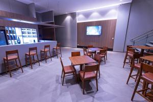 Hotel Caiuá Blumenau的电视和/或娱乐中心