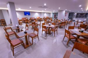 Hotel Caiuá Blumenau的电视和/或娱乐中心