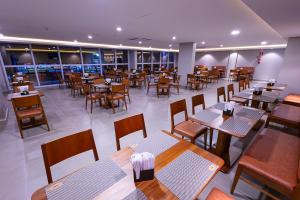 Hotel Caiuá Blumenau餐厅或其他用餐的地方