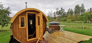 Cabaña pequeña de madera en una terraza de madera en Villa Valentina, en Lemland