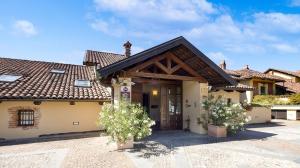 una casa con techo marrón en Best Western Plus Hotel Le Rondini, en San Francesco al Campo