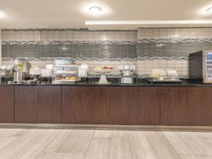 una cocina con una barra con comida. en La Quinta by Wyndham Portland en Portland