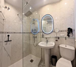 y baño con ducha, aseo y lavamanos. en DS Luxury Center, en Córdoba